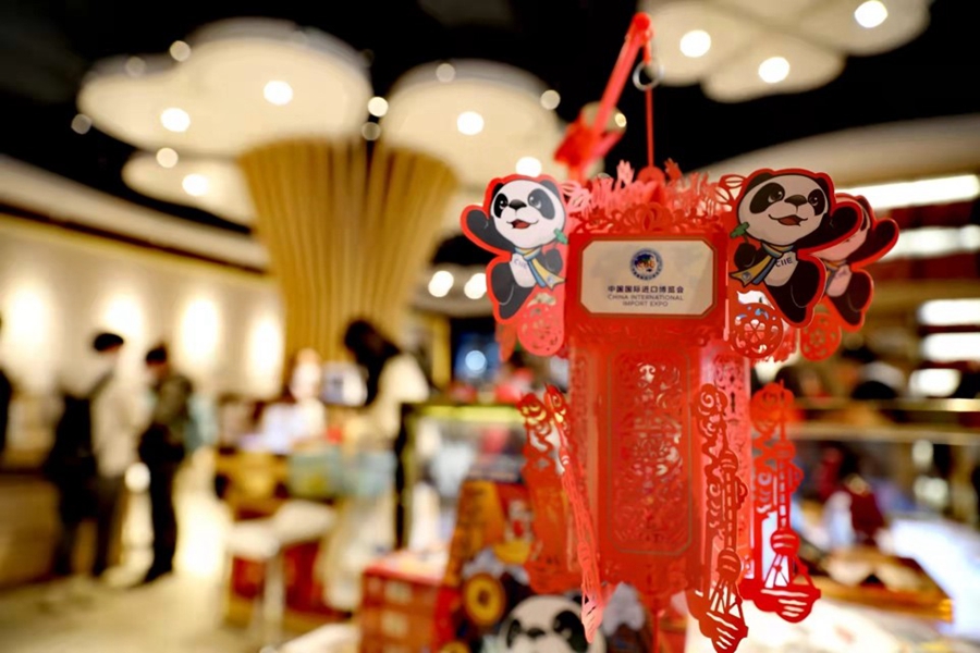 A CIIE-related paper lantern on sale at the NECC (National Exhibition and Convention Center) store during the 4th CIIE on Nov. 10, 2021. (People’s Daily Online/Xian Jiangnan)