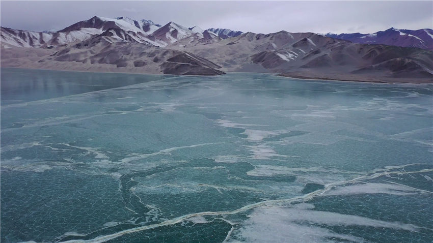 Witness spectacular bluish hues of jigsaw puzzle-like icescape at NW China's Baisha Lake