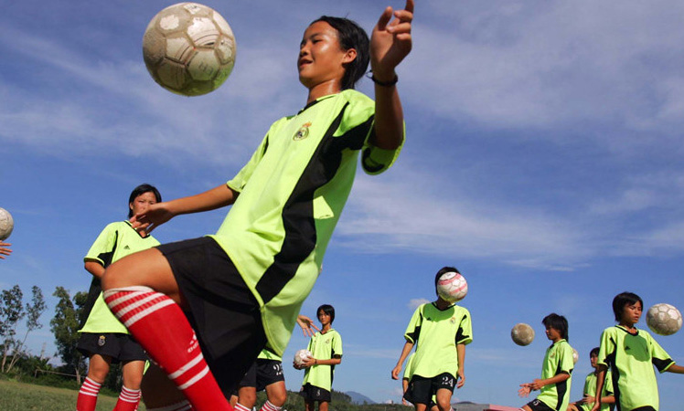 Girls from mountainous areas in Hainan pursue football dreams