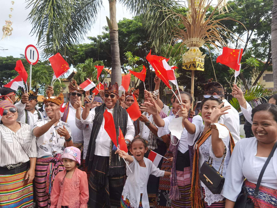 People in Bali give warm welcome to President Xi
