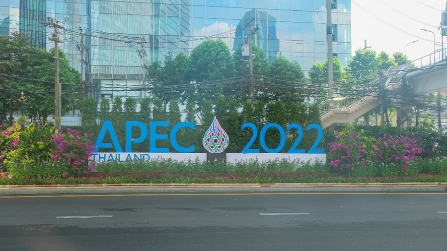 This photo taken on Nov. 17, 2022 shows a logo of APEC 2022 in Bangkok, Thailand. The 29th Asia-Pacific Economic Cooperation (APEC) Economic Leaders' Meeting will be held in Bangkok, Thailand, on Nov. 18-19. (People’s Daily Online/Zhong Wenxing)