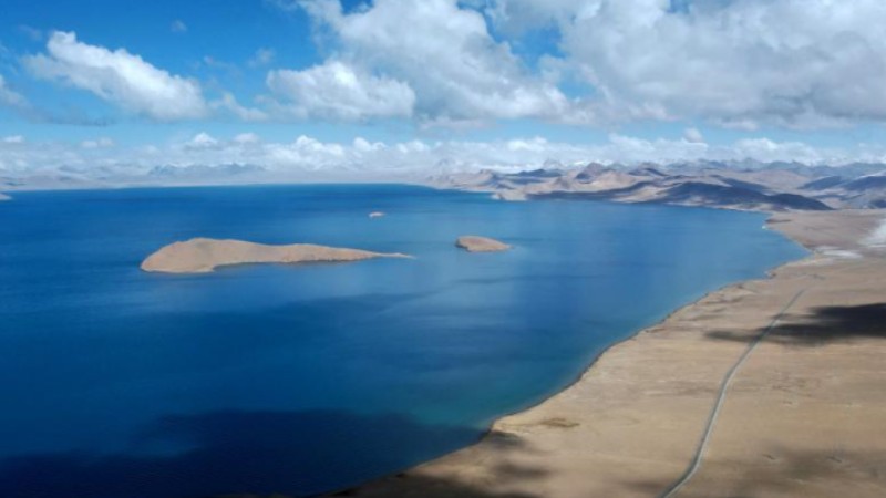Breathtaking scenery of Puma Yumco Lake in Tibet