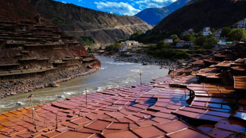 Magnificent scenery of millennium-old salt pans in Qamdo, SW China’s Xizang