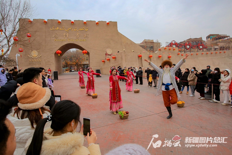 Tourism flourishes as Kashgar gears for Spring Festival gala