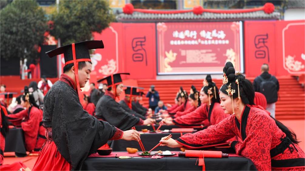 Traditional Chinese-styled group wedding for 28 new couples held in Chongqing