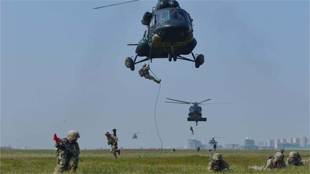 Soldiers fast rope in coordination training