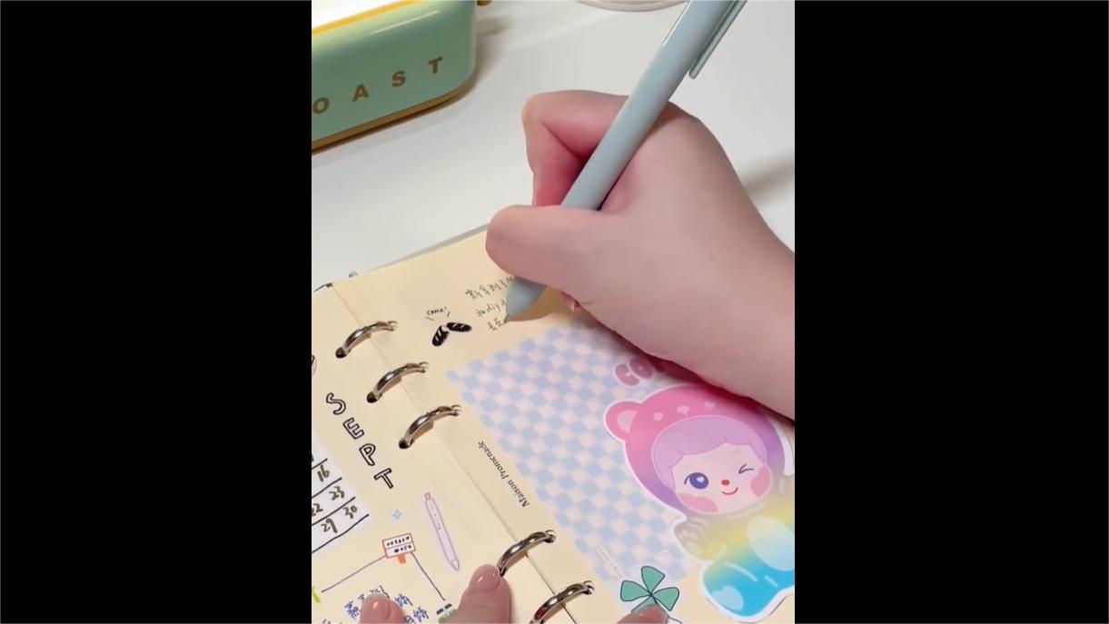 Trending in China | Recording life: The charm of scrapbooking