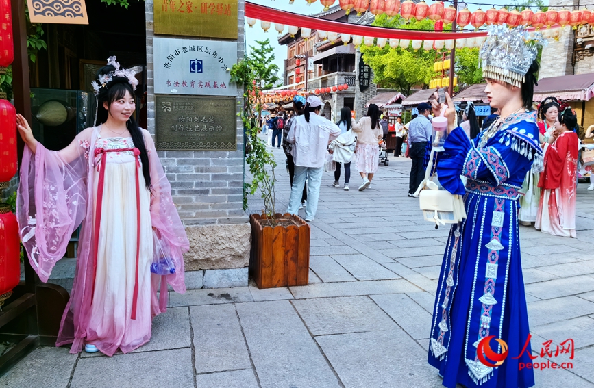 Tourists enjoy springtime while wearing Hanfu costumes in Luoyang, C China's Henan