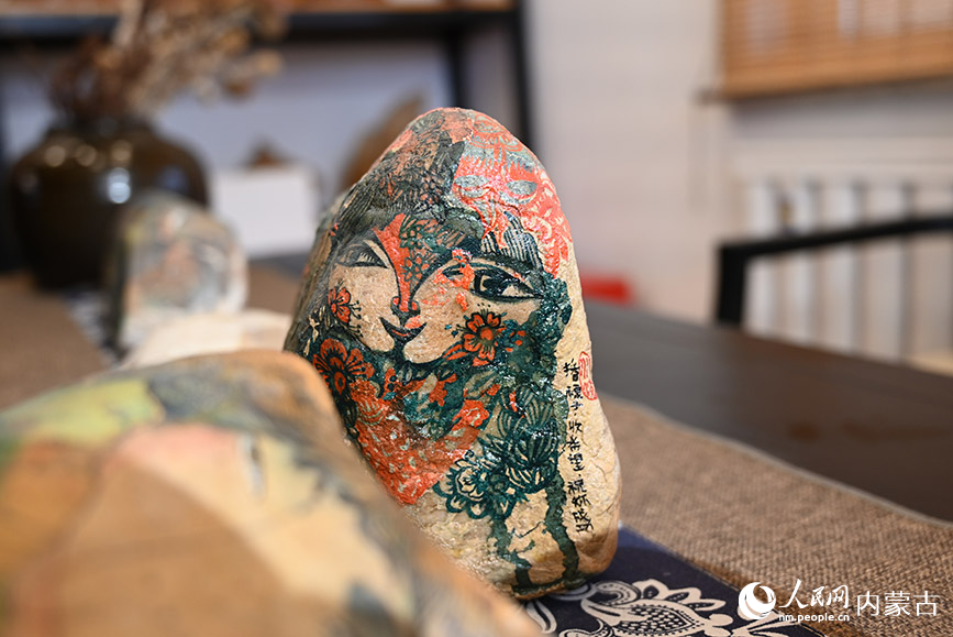 Artist creates paintings on stones gathered from Yellow River