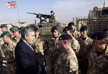 Brown passa a noite com tropas britânicas no Afeganistão