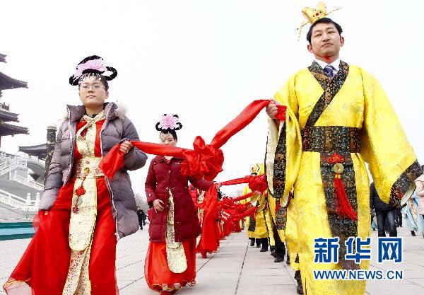 A unique group wedding in the Tang dynasty traditional style was held in 