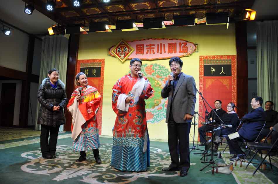 On November 4, journalists visit the Li Shaochun Grand Theatr in the center of Bazhou city, Hebei province. It’s the second tour organized for journalists by the Press Center of the 18th National Congress of the Communist Party of China (CPC). (People’s Daily Online/Yan Meng)