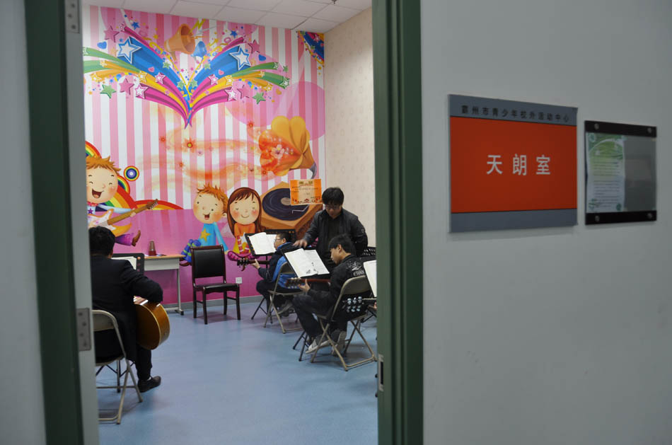 On November 4, journalists visit the Bazhou Youth After-school Activity Center, which is located on the 1st and 2nd floors of Bazhou Huaxia Museum of Private Collections in Bazhou city, Hebei province.It’s the second tour organized for journalists by the Press Center of the 18th National Congress of the Communist Party of China (CPC).  (People’s Daily Online/Yan Meng)