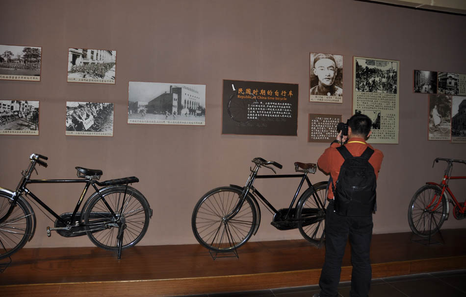 On November 4, journalists visit the Bazhou China Bicycle Museum. It is located at the 4th floors of Bazhou Huaxia Museum of Private Collections in Bazhou city, Hebei province. (People’s Daily Online/Yan Meng) 