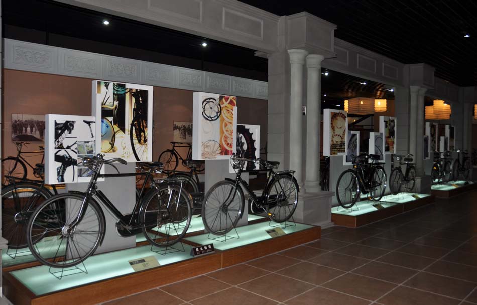 On November 4, journalists visit the Bazhou China Bicycle Museum. It is located at the 4th floors of Bazhou Huaxia Museum of Private Collections in Bazhou city, Hebei province. It’s the second tour organized for journalists by the Press Center of the 18th National Congress of the Communist Party of China (CPC). (People’s Daily Online/Yan Meng) 