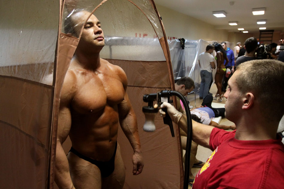 A competitor makes preparation before going on stage for a bodybuilding contest held in Russia’s St. Petersburg on Nov. 5, 2012. (Photo/Xinhua)
