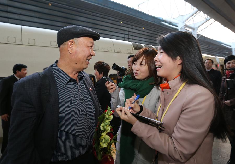 Yuan Guisheng (L), a delegate of the 18th National Congress of the Communist Party of China (CPC) from Shanxi Province, is interviewed by Xinhua after arriving in Beijing, capital of China, Nov. 5, 2012. The 18th CPC National Congress will be opened in Beijing on Nov. 8. (Xinhua/Ding Lin) 