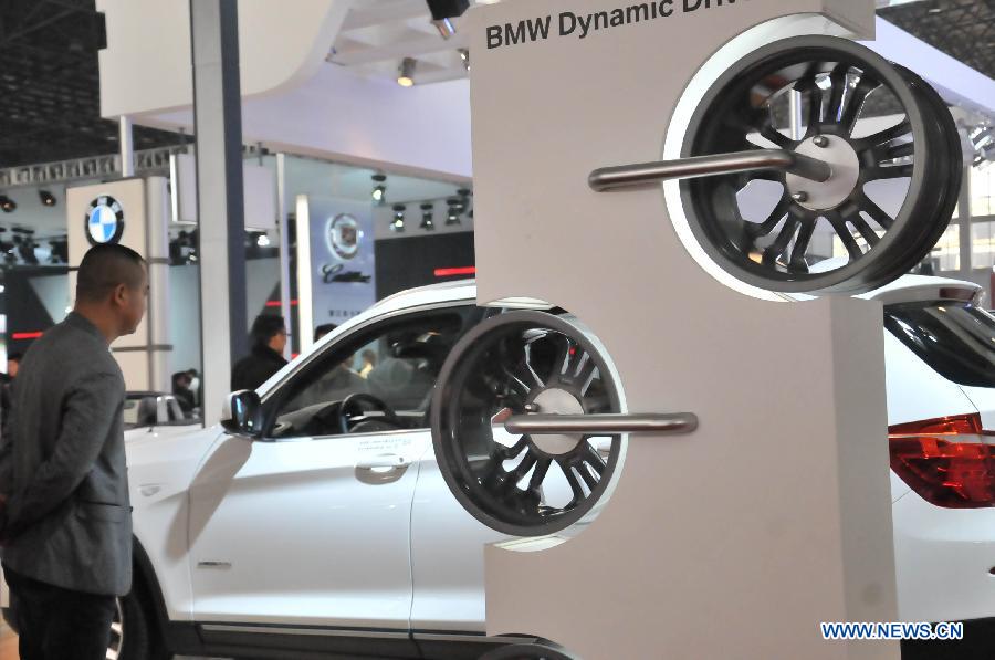 A man visits the BMW pavilion at the 13th International Automobile Industry Exhibition in Hangzhou, capital of east China's Zhejiang Province, Nov. 7, 2012. The five-day exhibition, which kicked off on Wednesday, displays vehicles of 60 brands from both home and abroad. (Xinhua/Zhu Yinwei)