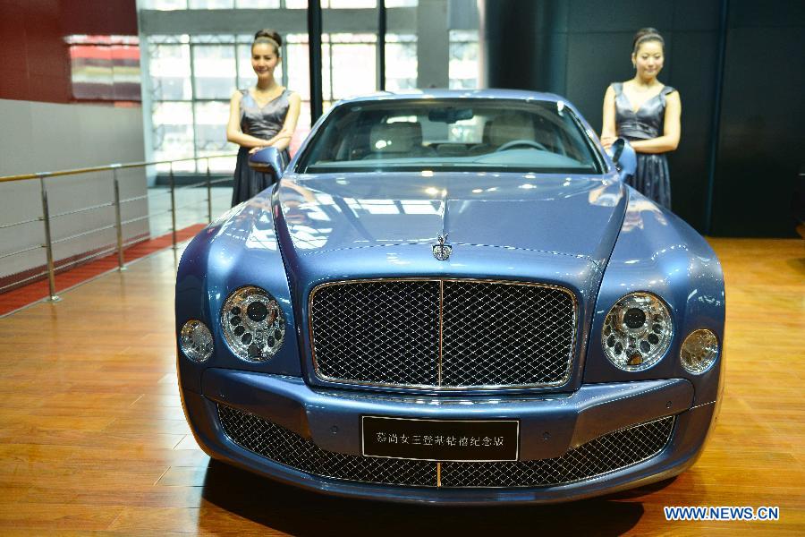 Models present a Bentley Mulsanne Diamond Jubilee at the 13th International Automobile Industry Exhibition in Hangzhou, capital of east China's Zhejiang Province, Nov. 7, 2012. The five-day exhibition, which kicked off on Wednesday, displays more than 100 vehicles of 60 brands from both home and abroad. (Xinhua/Long Wei)