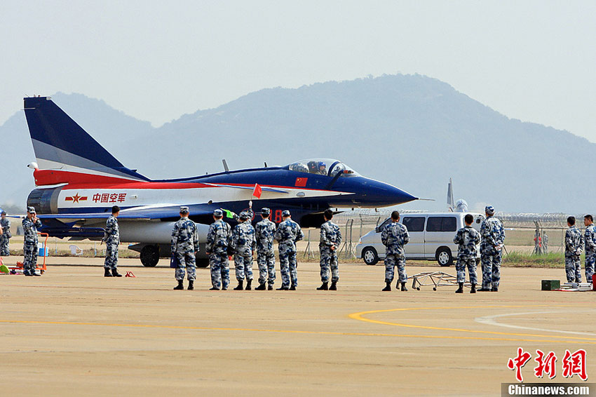 Eight J-10 jet fighters of PLA Air Force’ August 1st Aerobatic Team arrive at Zhuhai in Guangdong province on Nov. 5, 2012. One of the jets will be exhibited on the ground and the other seven will give aerobatic performances during the 9th China International Aviation & Aerospace Exhibition to be held in Zhuhai from Nov.13 to 18. (Chinanews.com/ Lu Haifeng)