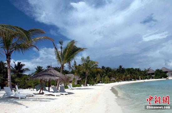 Maldives.Take long walks and listen to the waves crashing on the beach and enjoy the sunshine. (Chinanews.com)