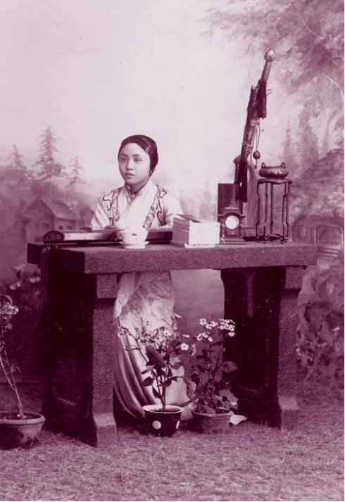 Shanghai women in 1912: a girl dressed in ancient costume (Photo/GMW.cn)