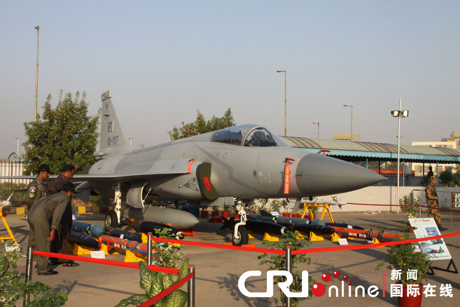 A total of 135 foreign and 74 Pakistani firms displayed their defence equipment and machinery in an international defence exhibition beginning in the country's port city of Karachi on November 7, 2012. (Photo/CRI)