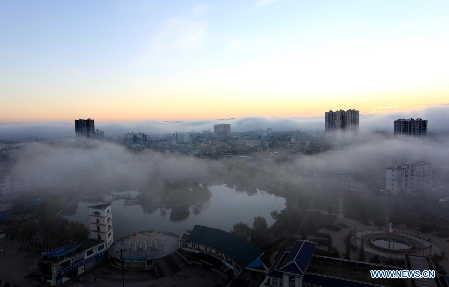 Photo taken on Nov. 9, 2012 shows the cloud-blanketed Luoping County of Qujing, southwest China's Yunnan Province. (Xinhua/Mao Hong) 