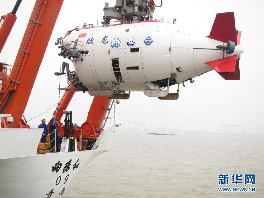 Photo taken on June 1, 2012 shows China’s manned deep sea research submersible "Jiaolong" (Xinhua/Zhang Xudong)