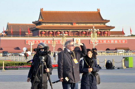 Foreign reporters busy for 18th CPC National Congress