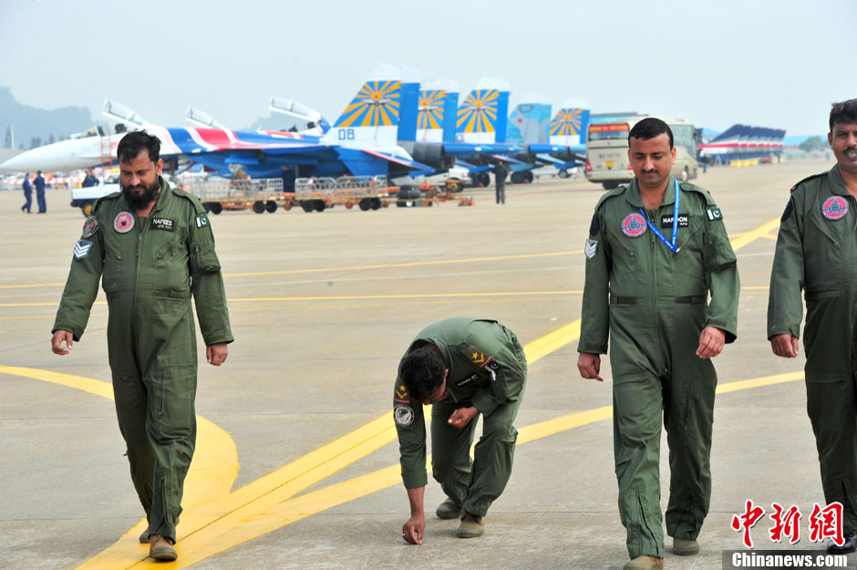 The aircraft exhibiting in the Airshow China 2012 are open to the press on Nov. 12, 2012, a day ahead of the opening. Fighter jets, including China’s J-10, Su-27 from Russia and JF-17 from Pakistan, have been poised for the public demonstration. (Chinanews.com/Chen Wen)