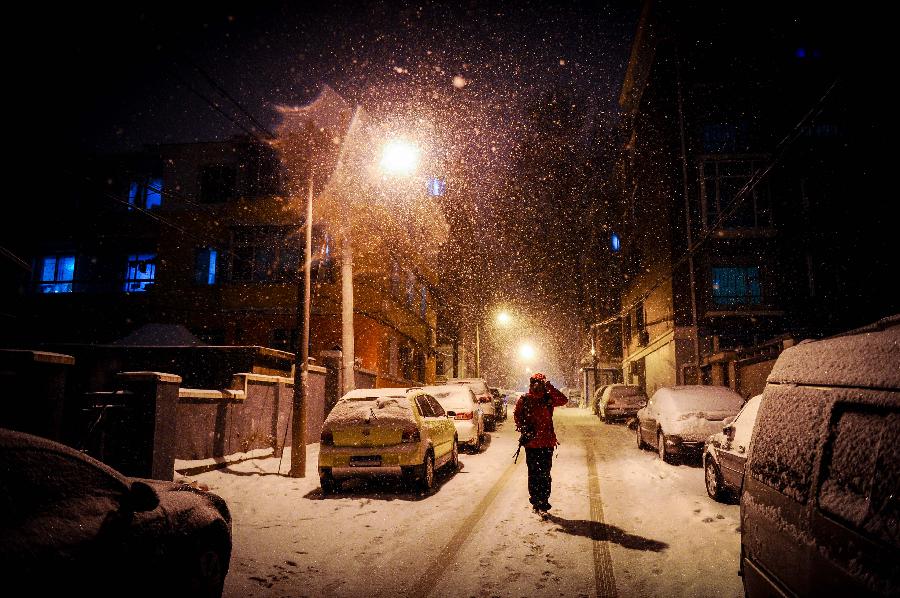 A pedestrian walks against snow in Changchun, capital of northeast China's Jilin Province, Nov. 12, 2012. The National Meteorological Center issued a yellow warning for further snowstorms in northeast China on Monday afternoon. From 8 p.m. Monday to 8 p.m. Tuesday, heavy snows or storms will hit Jilin, Heilongjiang, Inner Mongolia and northwest Xinjiang, with precipitation of 10 to 15 mm, the center forecast. (Xinhua/Xu Chang) 