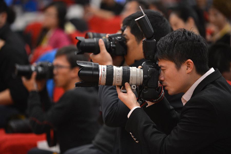Photographers take photos during a group interview, with its theme "building of the Communist Party of China (CPC) party organization and new tasks under new circumstances", at the press center of the 18th National Congress of the CPC in Beijing, capital of China, Nov. 12, 2012.(Xinhua/Li Xin)