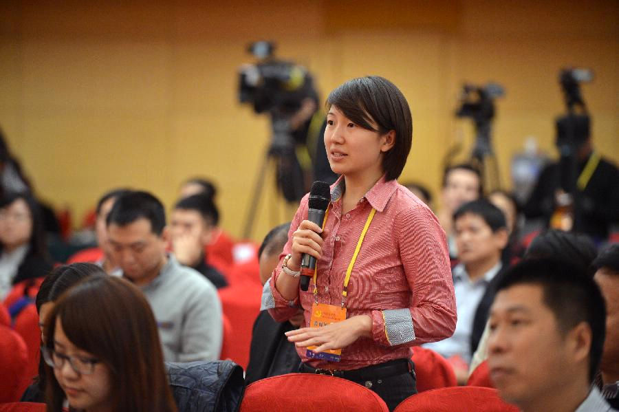 A journalist of Phoenix Television asks questions at a group interview, with its theme "building of the Communist Party of China (CPC) party organization and new tasks under new circumstances", at the press center of the 18th National Congress of the CPC in Beijing, capital of China, Nov. 12, 2012.(Xinhua/Li Xin)