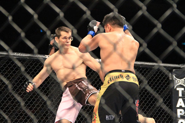 Cung Le (right) and Rich Franklin (left) go toe-to-toe at UFC Macao, November 10, 2012. [Photo: CRIENGLISH.com/Xu Weiyi] 