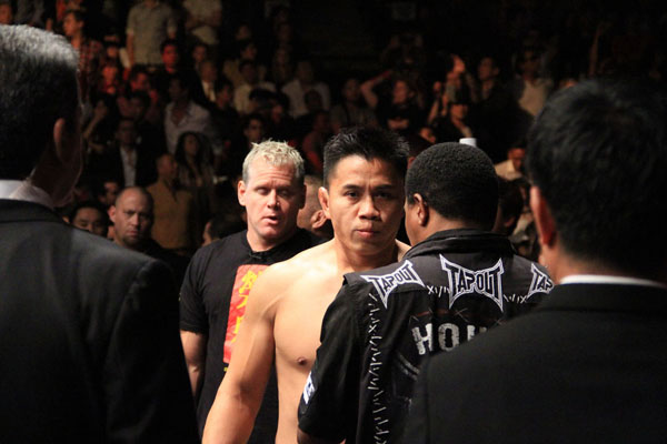 Cung Le gets ready to enter the cage prior to his main event fight against Rich Franklin at UFC Macao, November 10, 2012. [Photo: CRIENGLISH.com/Xu Weiyi]