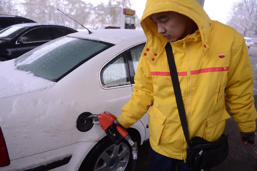 A staff member of a gas station refuels a car in Changchun, capital of northeast China's Jilin Province, Nov. 12, 2012. China will likely cut gasoline and diesel retail prices recently, as crude oil prices have dropped close to the price adjustment threshold, analysts said Saturday. The price cuts could be between 300 yuan (47.62 U.S. dollars) and 350 yuan per tonne. (Xinhua/Lin Hong)