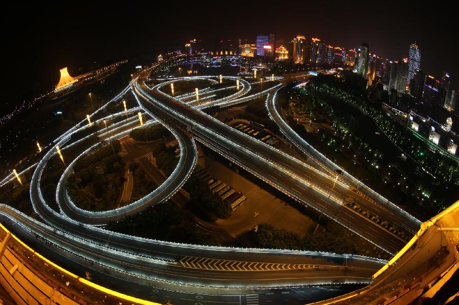 Photo taken on Nov. 12, 2012 shows the night scenery of Nanning City, south China's Guangxi Zhuang Autonomous Region. (Xinhua/Long Linzhi) 