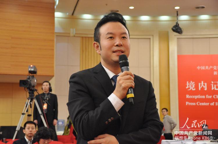A journalist from CCTV asks questions at a group interview, with the theme "building of the Communist Party of China (CPC) party organization and new tasks under new circumstances", at the press center of the 18th National Congress of the CPC in Beijing on Nov. 12, 2012. (People's Daily Online/Mao Lei)