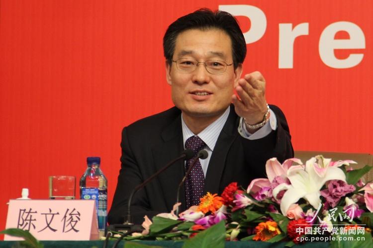Chen Wenjun, the host of the group interview, with its theme "building of the Communist Party of China (CPC) party organization and new tasks under new circumstances", at the press center of the 18th National Congress of the CPC in Beijing, capital of China, Nov. 12, 2012. (People's Daily Online/Mao Lei)