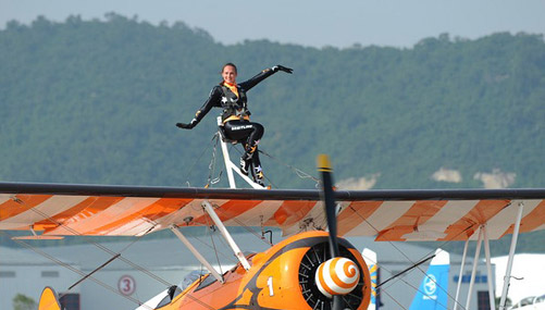 Airshow China 2012: Walk in the clouds