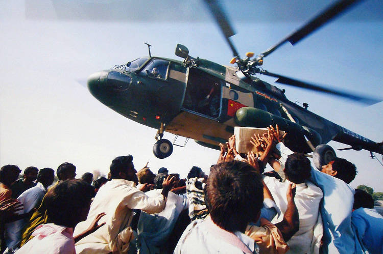 A Chinese rescue team conducts rescue mission in Pakistan by helicopter. (People’s Daily Online/ Jiang Jianhua)