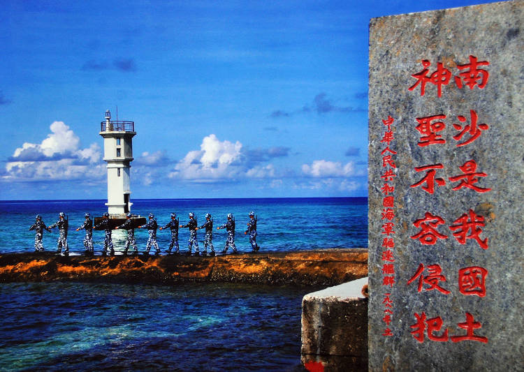 Photo shows a stone monument in China’s Nansha, which declares China’s sovereignty over this area. (People’s Daily Online/ Jiang Jianhua)