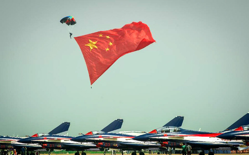 Airplanes perform at Zhuhai airshow