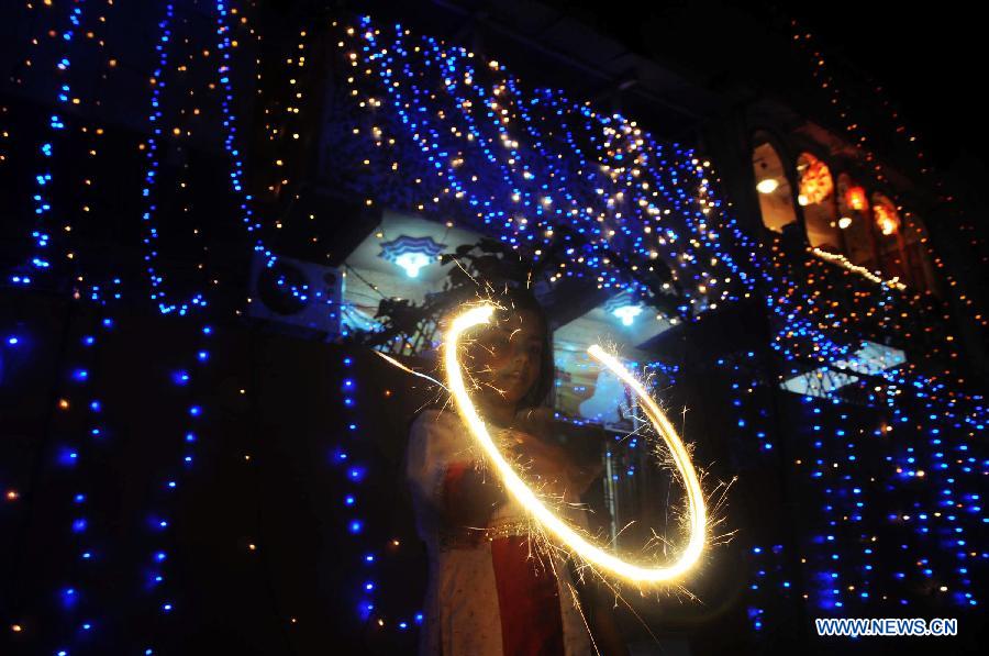 A Pakistani Hindu girl waves sparklers to celebrate the Hindu festival of Diwali, in southern Pakistani port city of Karachi, on Nov. 13, 2012. People light lamps and offer prayers to the goddess of wealth Lakshmi in the Hindu festival of Diwali, the festival of lights, which falls on Nov. 13 this year. (Xinhua/Masroor)