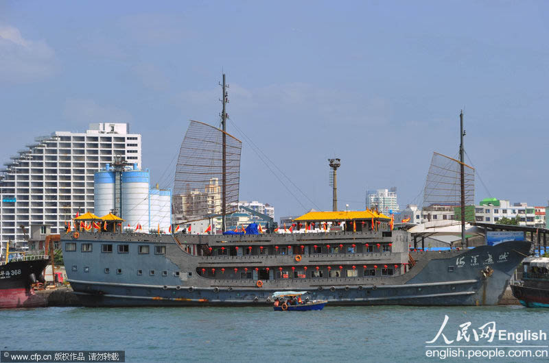 A luxurious antique style vessel, which attracted wide attention from the marine tourism industry, conducts its maiden sea trial in Sanya of Hainan province on Nov. 12, 2012. (CFP Photo)