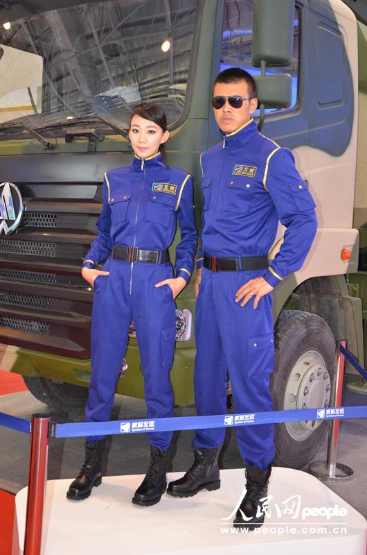 Cool aircraft, amazing aerobatic flights and beautiful models are the most attractive combination at the Airshow China 2012, which kicked off in south China’s Zhuhai on Nov. 13, 2012.(People's Daily Online/Wang Li)
