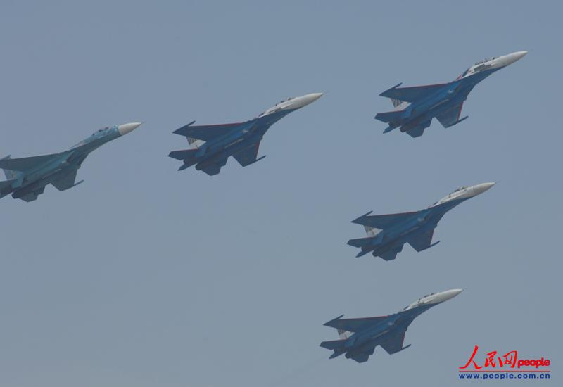 The Russian Knights aerobatic demonstration team of the Russian Air Force gives spectacular performances with five Sukhoi Su-27 fighters on November 12 in Zhuhai city in south China’s Guangdong province. (People’s Daily Online/ Yan Jiaqi)