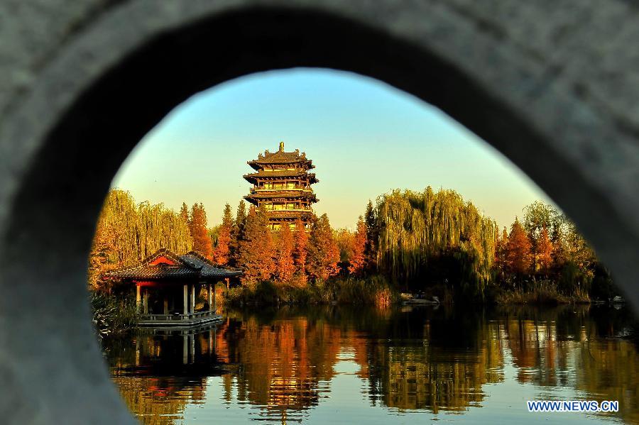 Photo taken on Nov. 14, 2012 shows the scenery of Daming Lake, a scenic spot in Jinan, capital of east China's Shandong Province. (Xinhua/Guo Xulei)