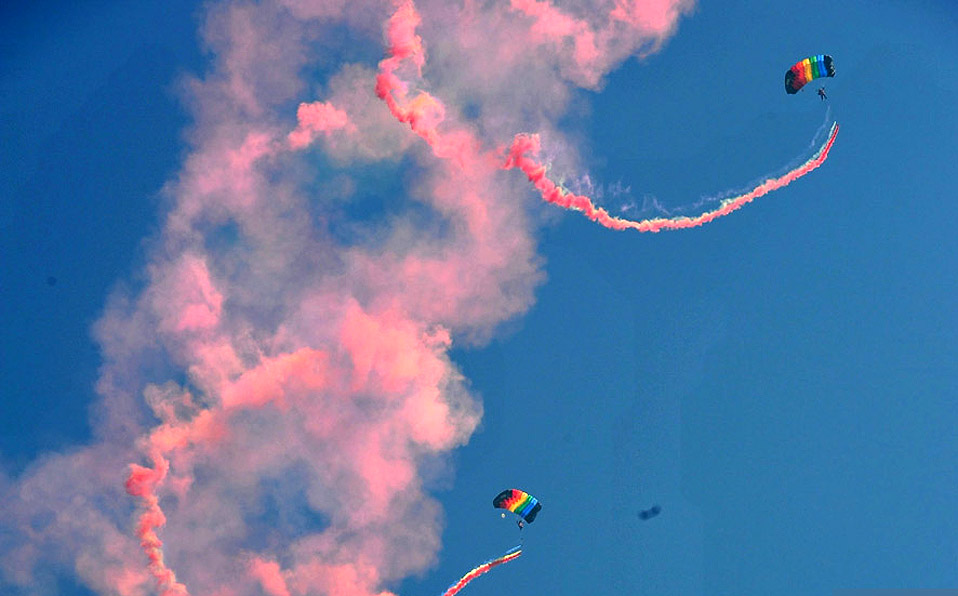 PLA Air Force stages skydiving performance